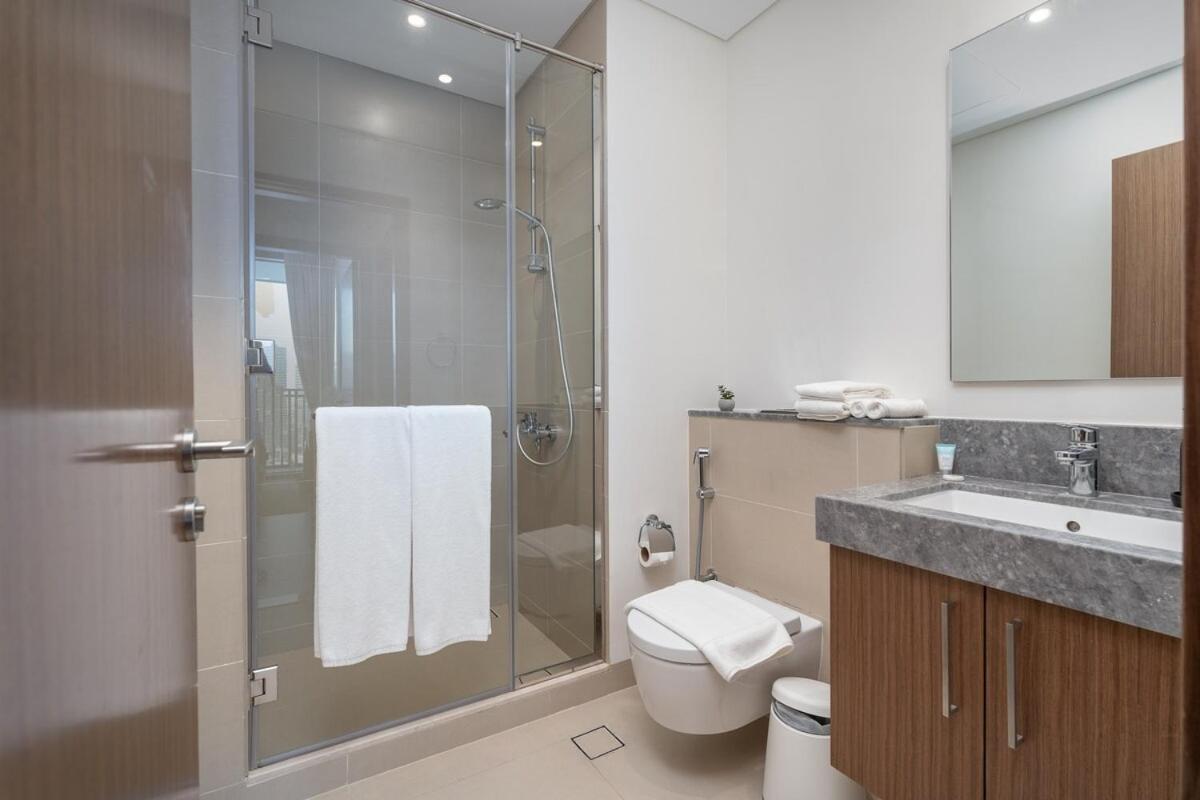 Vogue 5242 By Emaar Spacious Two Bedroom Located 20th Floor With Marina View And Balcony Amazing Infinity Pool Apartment