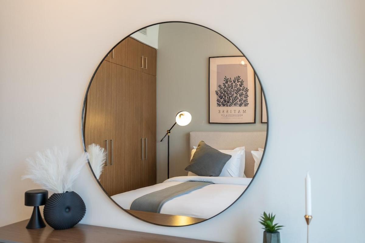 Apartment Vogue 5242 By Emaar Spacious Two Bedroom Located 20th Floor With Marina View And Balcony Amazing Infinity Pool